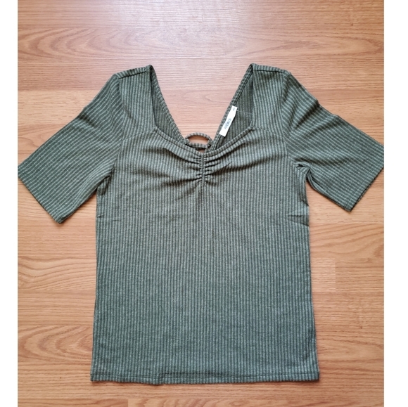 🆕 V-neck Lace Back Top - Picture 4 of 13